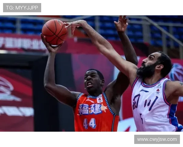 亨特半场14分钟因伤退场6投3中罚球6中5贡献14分2助希望恢复顺利